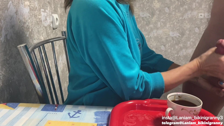 Ladyloveyoung60: 할머니 CFNM 음식 페티쉬를 위한 크림 정액 커피