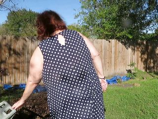 BBW nurse Vicki adventures with friends: 在我的花园里玩耍，一边清理我的树叶一边炫耀我的奶子肚子、大腿和肥硕的阴户，一边闪烁你！红色蕾丝丁字裤！