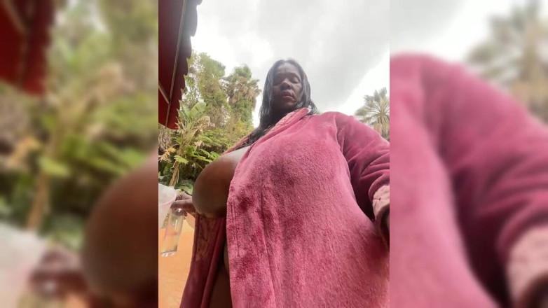 Legendary Booty Overdose: Zenci ssbbw orta yaşlı seksi kadın açık havada striptiz yapıyor