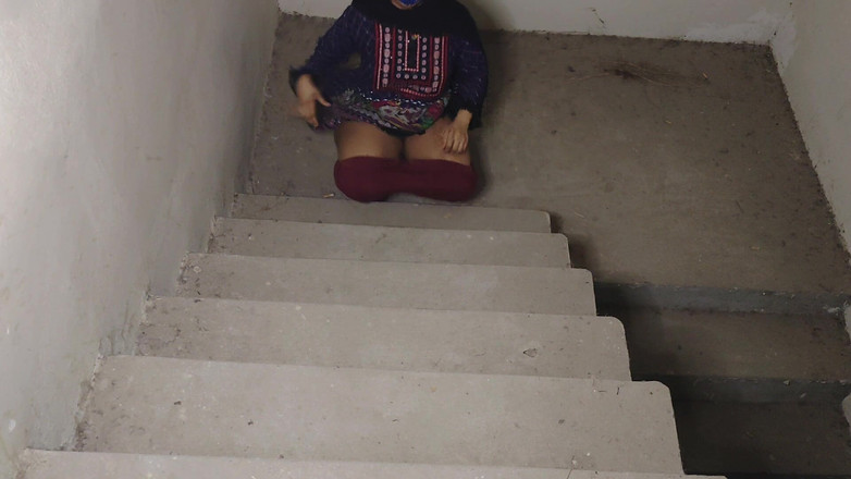 Faryal: Freundin auf der treppe gefickt, blowjob doggystyle hardcore