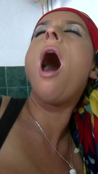 Bruneta sexy cu țâțe mari adoră analul și futaiul