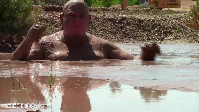 Muddy chubby: Kąpiel w piasku z głębokim, kremowym, brązowym błotem.