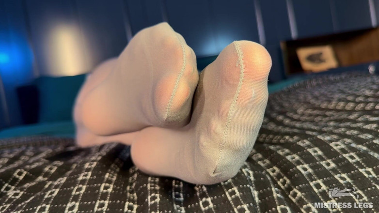 Mistress Legs: Kaki pantyhose kelabu mengusik - menggesel tapak kaki dan pantat besar...