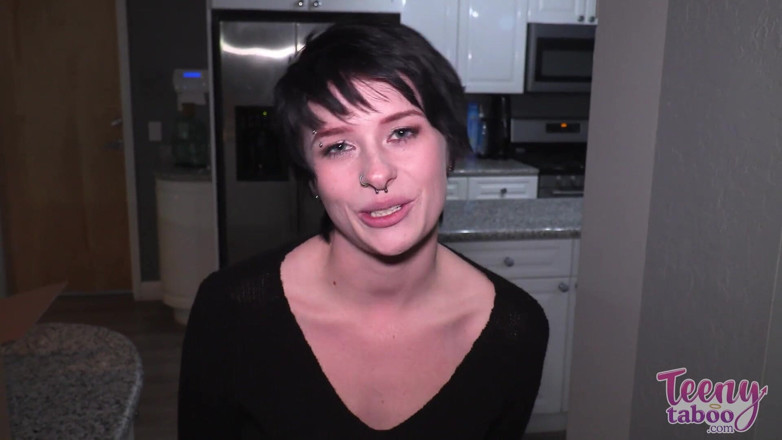 Teenytaboo: La figliastra dei vicini kitty prende un carico