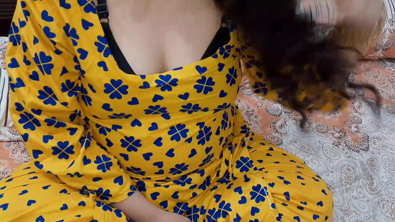 QueenbeautyQB: Sexy Bhabhi Intentionally Showed Her Bra Strip to Brother-in-law