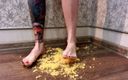 Footmodel Valery: Tattoogirl aplastando anillos de cebolla