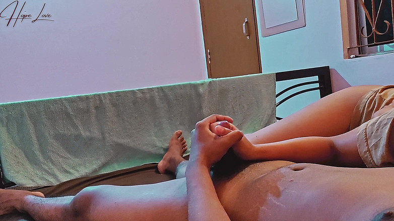 Hope Love: Sexy studentka jezdí na mém péru, dokud nedostane creampie.