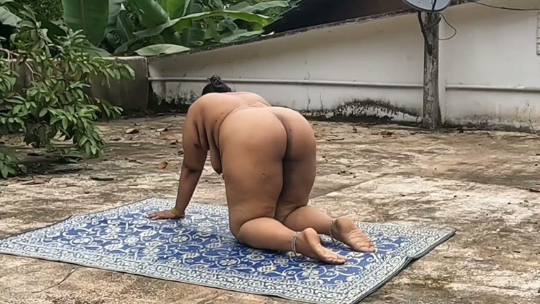 Anne Ipe: Naughty Nudist From India Relaxing Outdoor Naked, Eating Fresh Fruit...