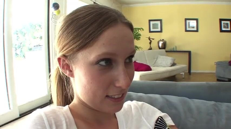 Lesbian Stories: Getatoeëerde tiener en lesbische milf poesje likken elkaar in 69 pose
