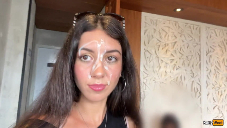 Katty West: Crazy Cumwalk w Starbucks - Obciąganie w publicznej toalecie, picie kawy...