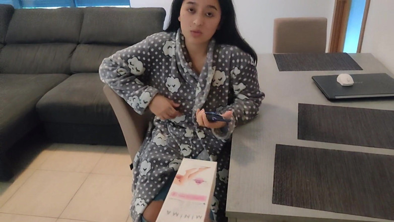 Miss Squirting: Je demande à ma belle-mère de me épiler les jambes se termine...