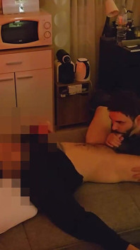 Der verheiratete hausmeister wegen einer undichten ladung und er blieb danach für kaffee und einen blowjob