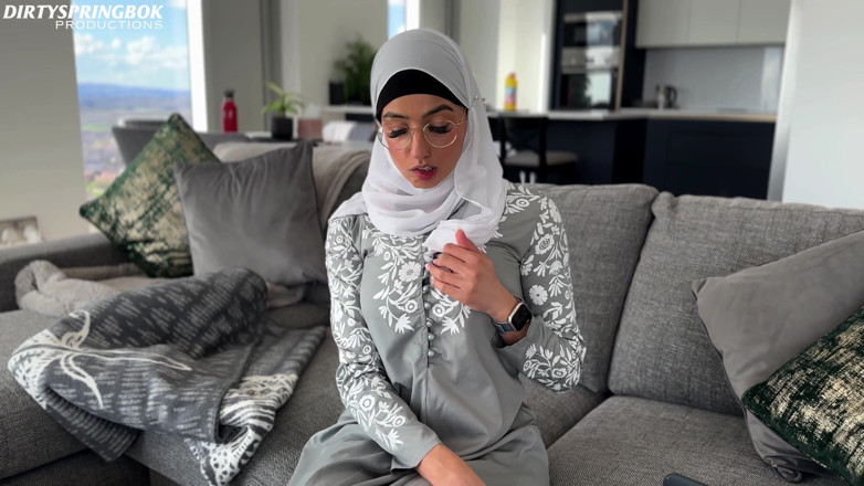 Aaliyah Yasin: Servitoarea nevinovată Aaliyah Yasin descoperă jucăriile sexuale