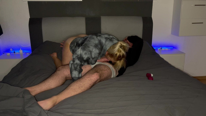 Bonieclydeerotik: Předehra, orální prst zezadu, intenzivní třesení, škubání, sténání, výstřik, způsobuje mi...