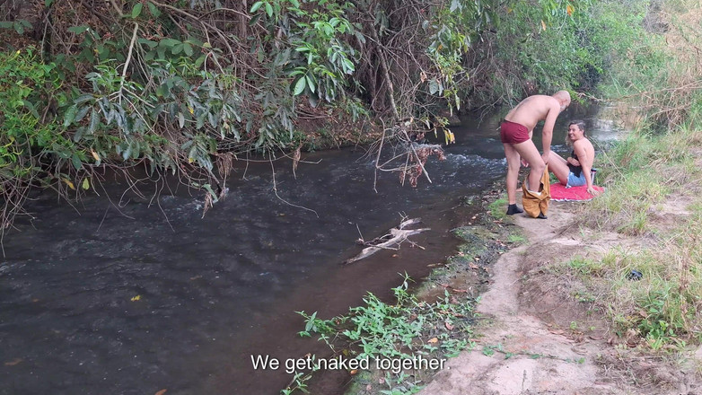 Gabi SweetCouplesStories: Orang asing kepergok di air terjun.