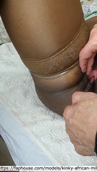 Kinky African MILF: Kinky African MILF's Peeingday 3 - Moments