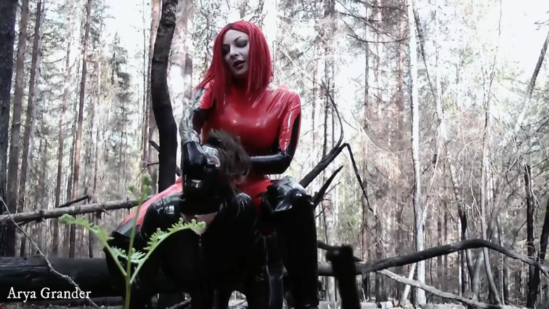 Arya Grander: Penghinaan karet lateks di luar ruangan