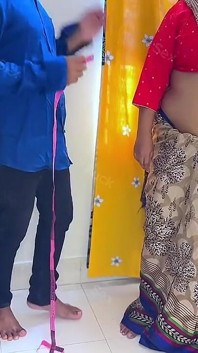 Tukang jahit kongkek ibu saya di dalam kedai apabila saya menunggu di luar rumah!