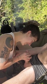 Et encore une fois une fellation en camping en plein air !