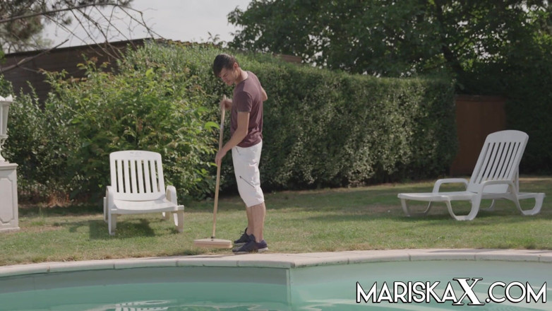 Mariska x: プールの男の子を犯す