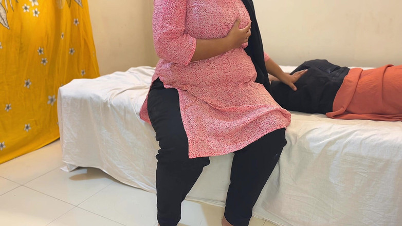 Aria Mia: 18letá teenagerka s brýlemi sexy macecha v posteli nevlastního syna...