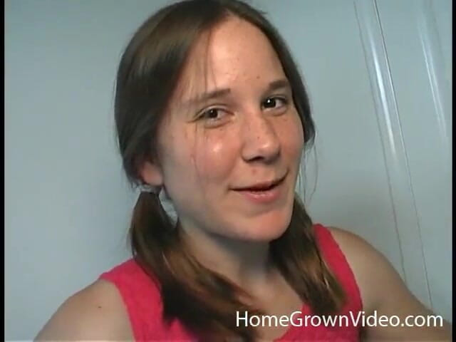 Homegrown Video: Alexia vystříkaná do své chlupaté kundičky