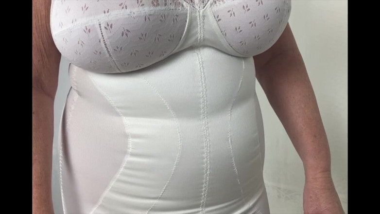 Aunty Sandra vintage girdle queen: Tatie Sandra s’habille pour vous tous