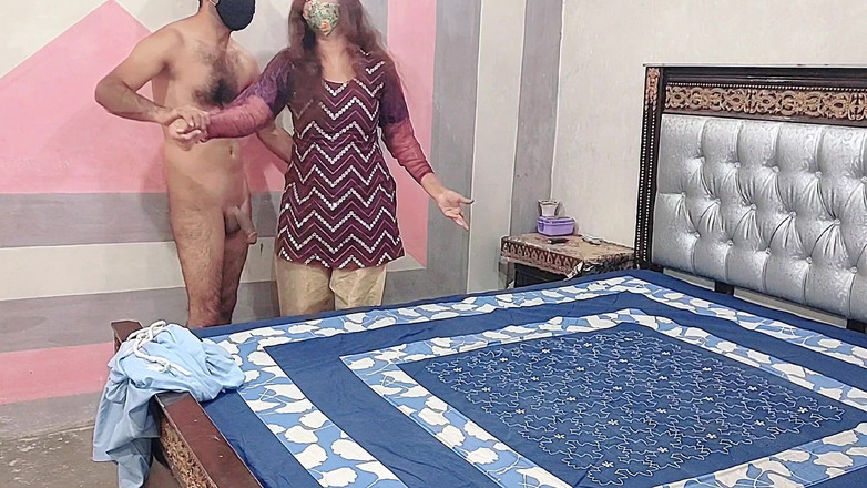 Pakistani CoupleX: Бхабхі прибирала кімнату, зведений брат зробив її новою покоївкою і залишив її, індійська дезі бхабхі має анальний трах раком найкраще