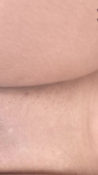 Il baise la jeune fille et lui trait les seins