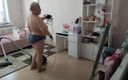 Sweet July: Camera filmde schoonmoeder naakt schoonmaken