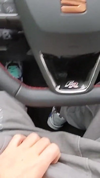 Handjob di mobil di jalan yang sangat sibuk o risiko besar