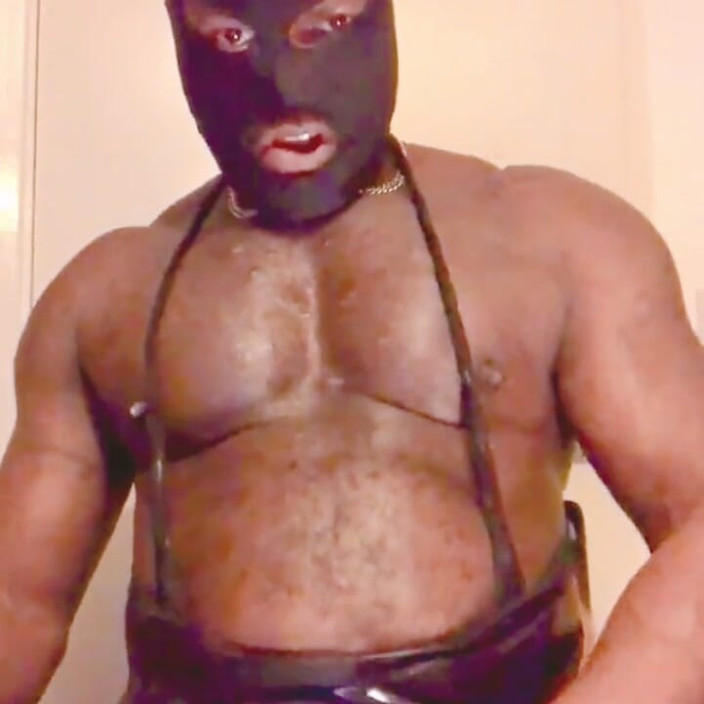 Black smoking muscle stepdad: Латексна коробка з димом з капюшоном, великий чорний член, порно з контролем оргазму