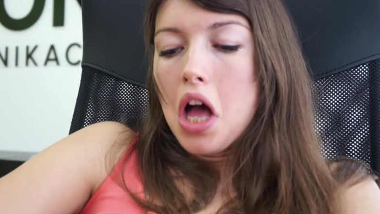 Chica Suicida DVD: 小奶子少女的屁股在办公室里被她的老板干