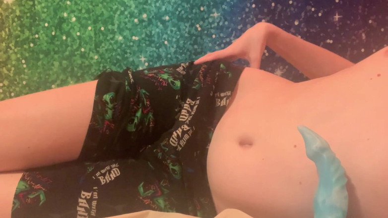 Brashen: Tânărul twink își fute gaura băiatului cu un vibrator