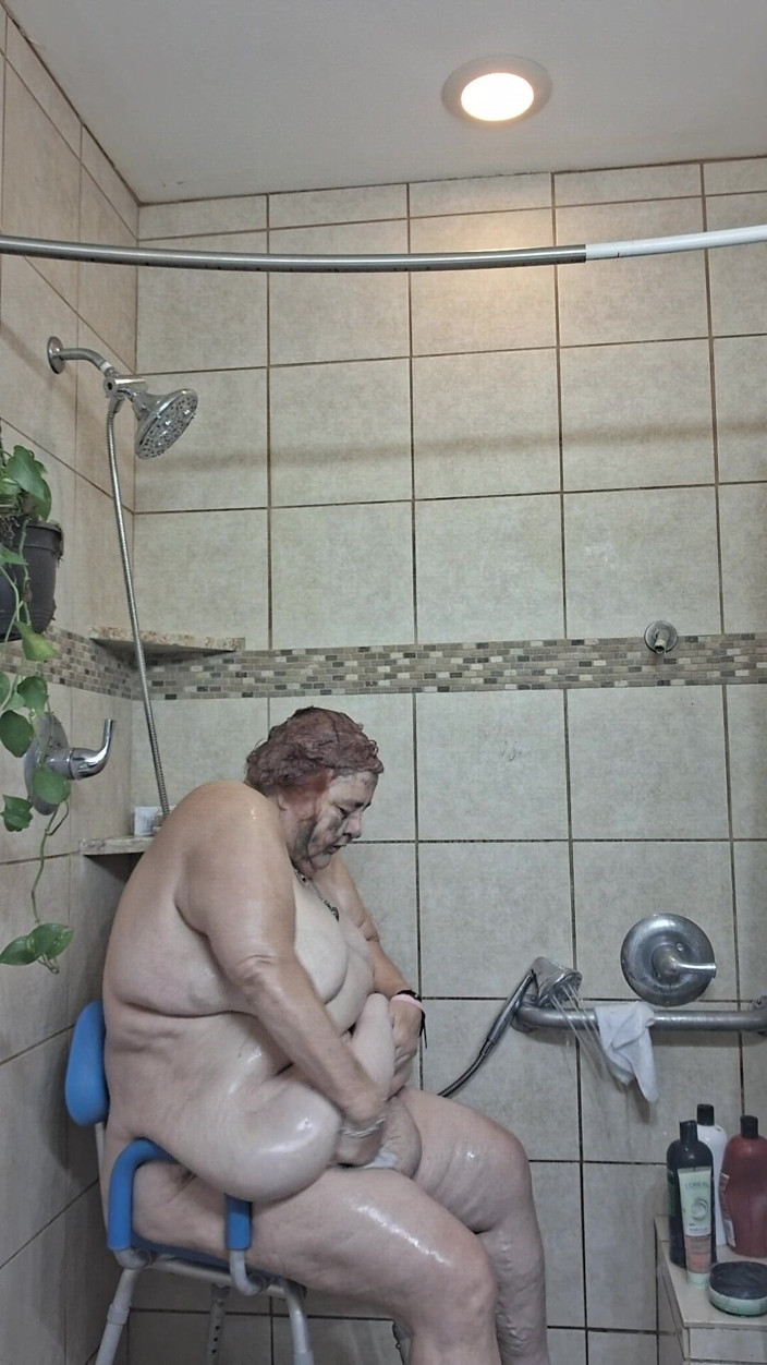 BBW nurse Vicki adventures with friends: Duża Piękność Pielęgniarka Vicki Biorąc Kurację Błotną Pod Prysznicem!