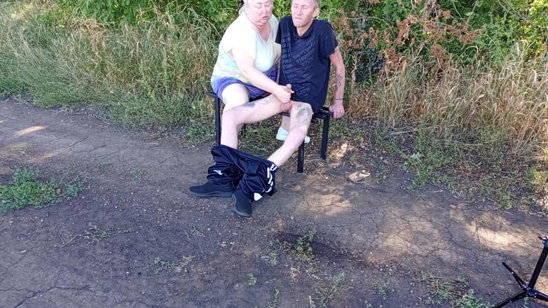 Zona901: Madrasta chupa meu pau em um parque em um banco...