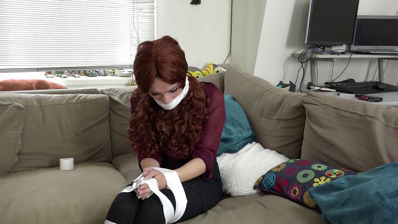 Restricting Ropes: Luna Gray - fată legată cu căluș