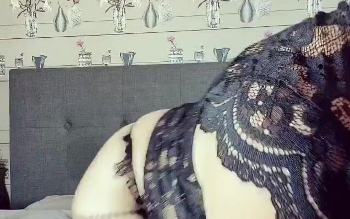 Alicia Rhodes: Veamos cuánto puedo durar con esta nueva varita de masaje,...