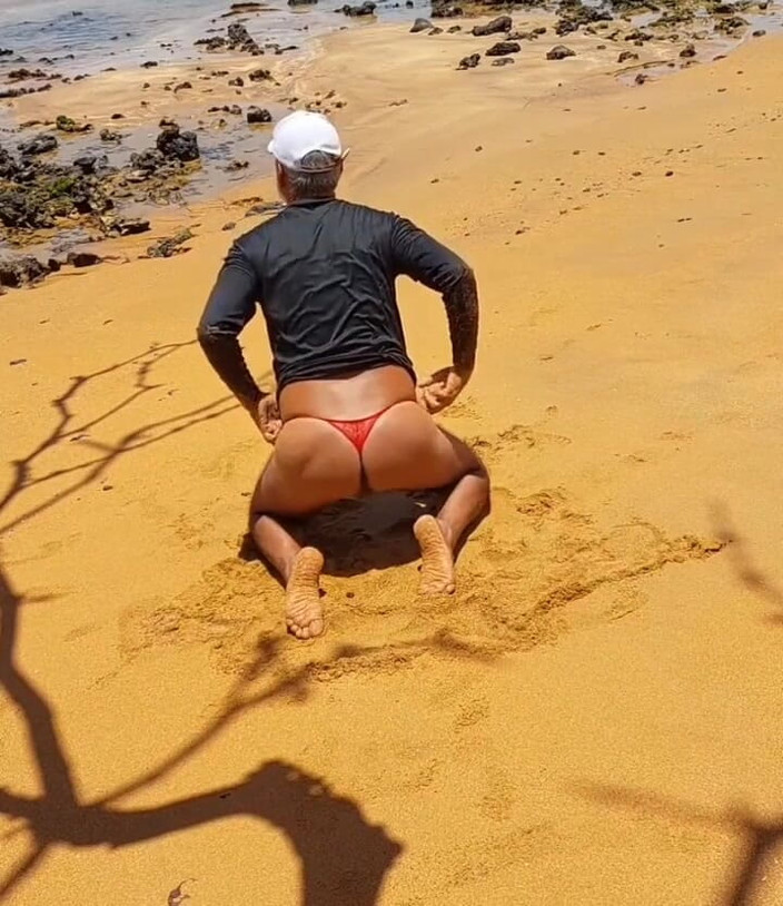 Ladysilvas: Ladysilva показывает свою горячую задницу в трусиках на пляже