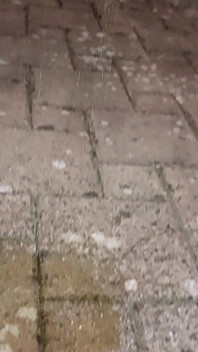 Sapık olgun sarışın açık havada seksi lateks içinde işiyor