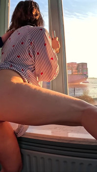 Curvilínea Menina Ao Lado Tem Descalço Arriscado Janela Sexo, Projectfundiary