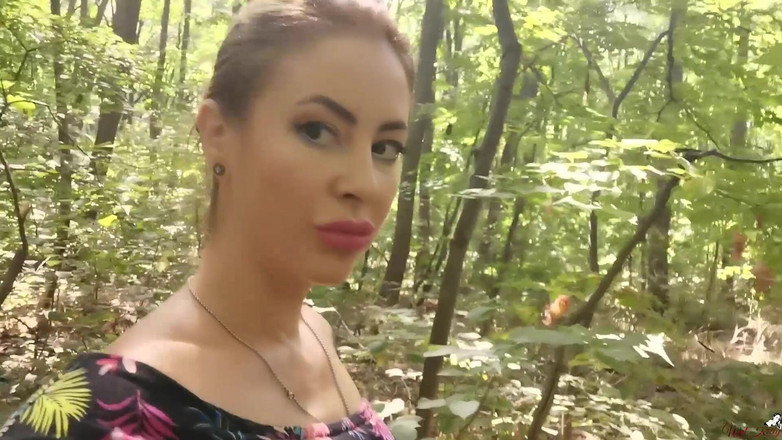 Wet Kelly: 숲에서 오줌 싸는 걸 좋아하는 밀프