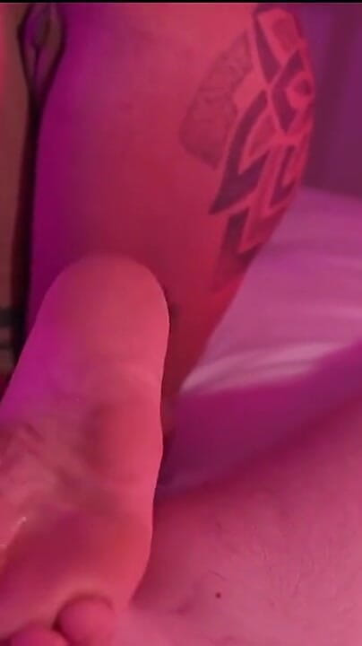 TYRARIDE: Dövmeli orta yaşlı seksi kadın zonklayan yarağa kaygan ayakla mastürbasyon...