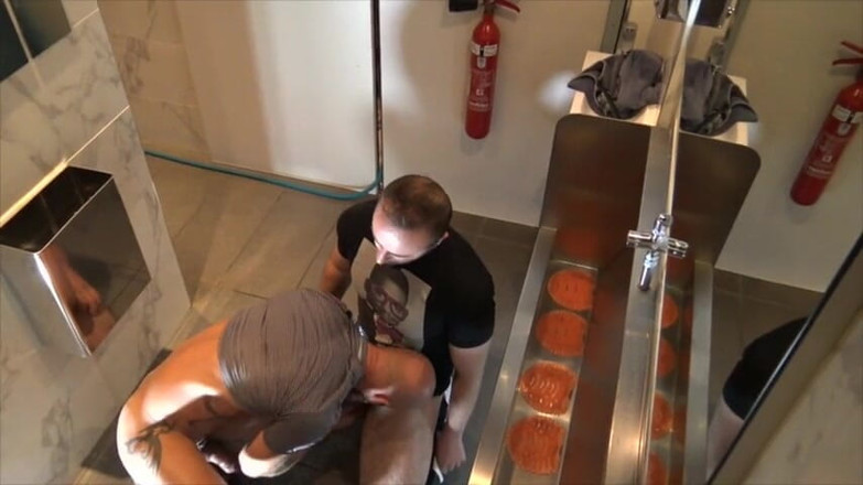 Gaybareback: Aymeric deville dientot dari belakang di toilet umum