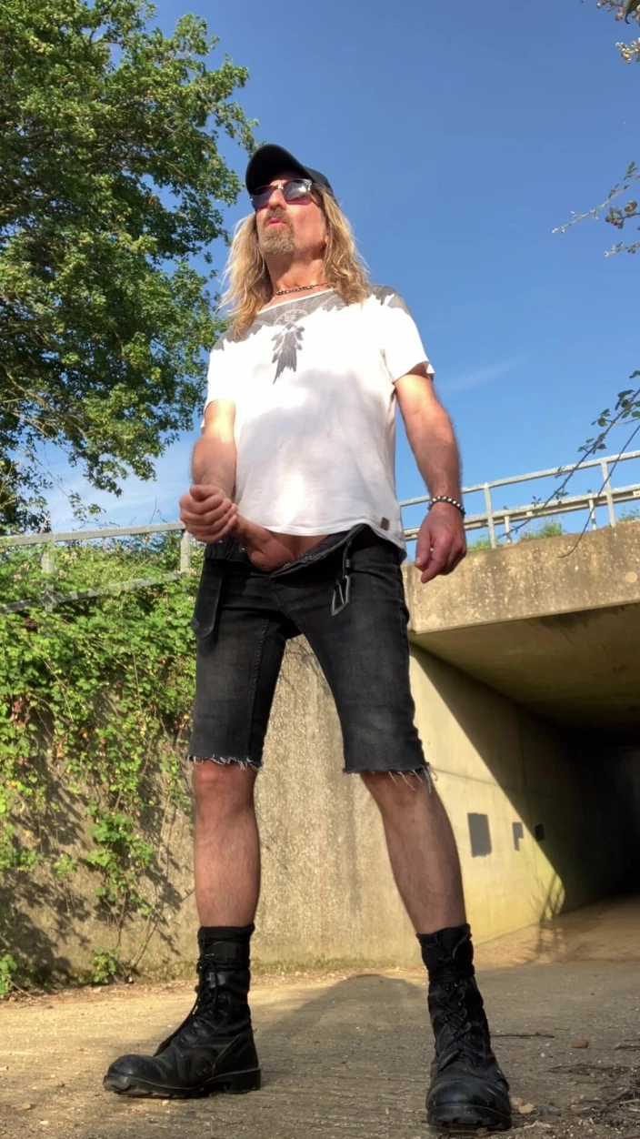 Longhairdude: Longhairdude在地下通道上手淫并高潮