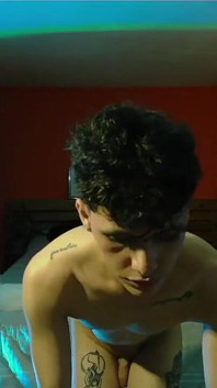 2부 펨보이가 완전히 벌거벗고 관객을 위해 춤을 추다