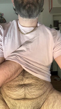 Ngồi với hai chân mở trước webcam