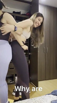 Duas mulheres colocam suas roupas de academia, têm um braço feminino e luta de bunda.