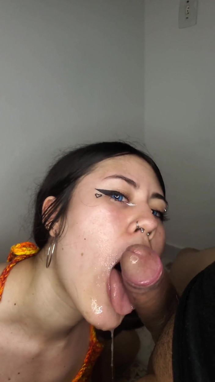 DherlyDoll: Le doy una mamada increíble hasta que se corre en...