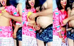 Nữ sinh Ấn Độ xinh đẹp cực khoái đầu tiên sau giờ học gọi cho bạn trai của cô ấy và làm tình mạnh bạo